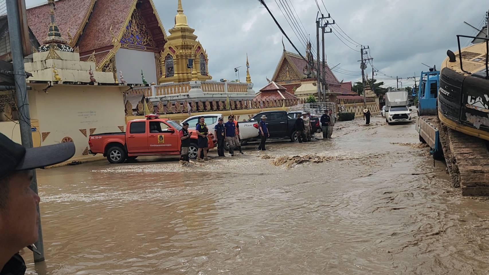 ท่วมหนัก! น้ำไหลเชี่ยวปิดถนนเกาะคา – ห้างฉัตร ยาว 3 กม. ชาวบ้านเดือดร้อนหนักทั่วพื้นที่