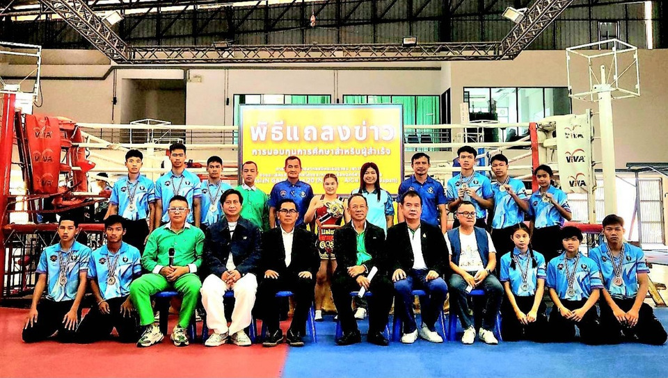 "ผู้ใหญ่ใจดี" รวมใจมอบเงินอัดฉีดนักชกรร.กีฬานครสวรรค์ สร้างผลงานเจ๋ง ศึกมวยสากล ยุวชน เยาวชนชิงแชมป์ประเทศไทย 