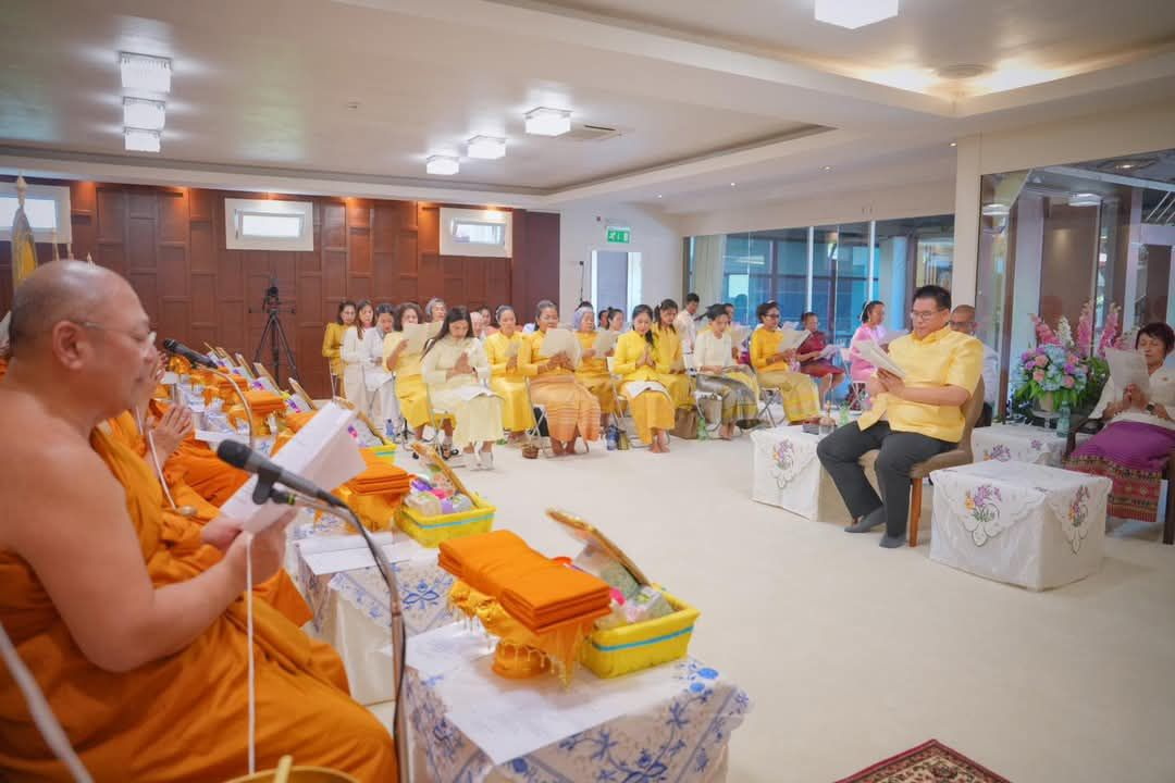 " ในหลวง"พระราชทานผ้าไตรเจริญพระพุทธมนต์ ณ วัดพระธรรมกายบาวาเรีย เยอรมนี