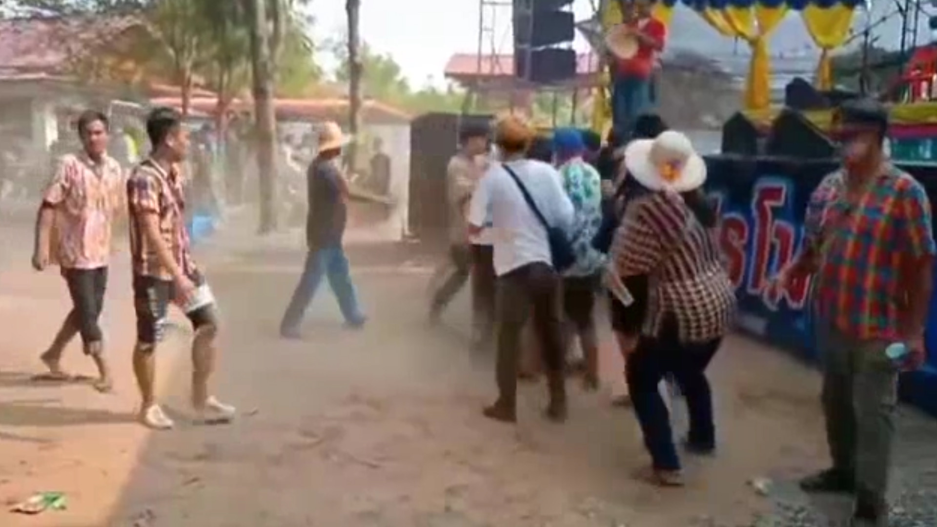 สงกรานต์เดือด ตีกันยับ หลังเล่นสาดน้ำสงกรานต์ที่หน้าที่ว่าการอำเภอบ้านไผ่ 