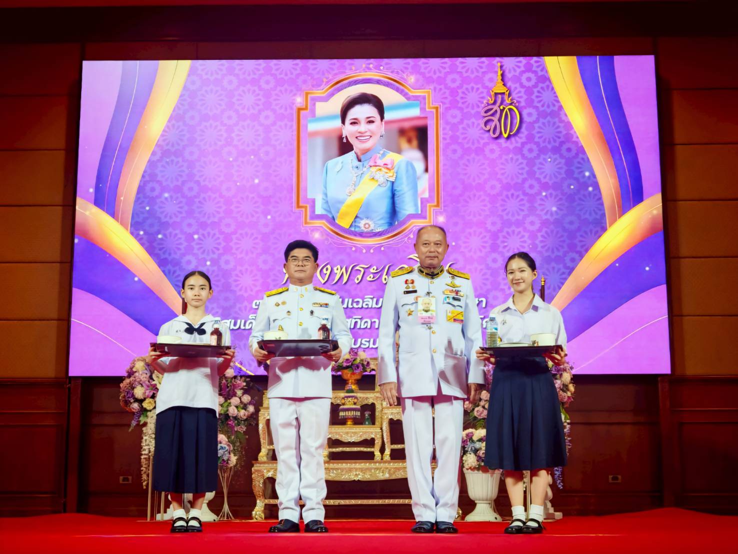 ในหลวง โปรดเกล้าฯ พระราชทานเลี้ยงอาหารกลางวันแก่นักเรียน คณะครู เจ้าหน้าที่ โรงเรียนสตรีวิทยา เนื่องในโอกาสวันเฉลิมพระชนมพรรษา สมเด็จพระนางเจ้า ฯ พระบรมราชินี 