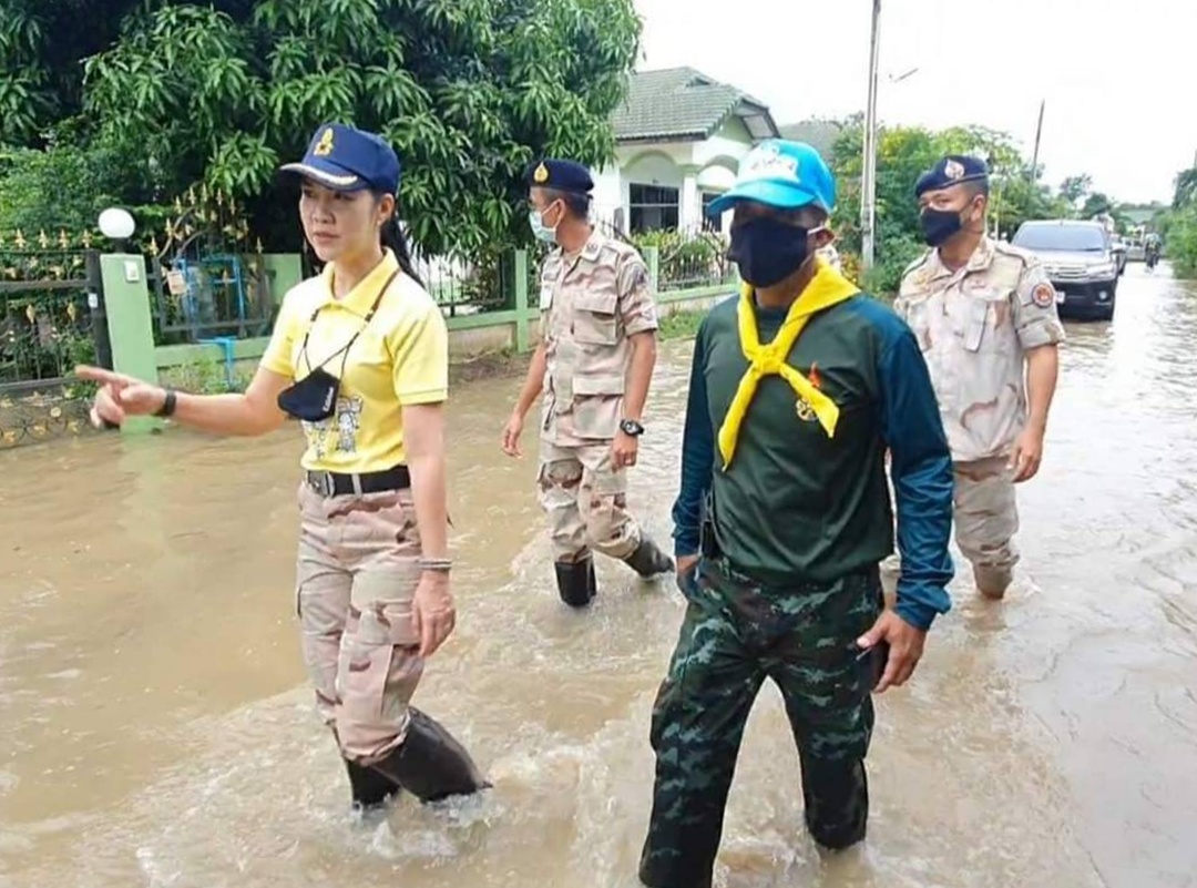 ร.111 พัน.2 ลงพื้นที่อำเภอแปลงยาวช่วยผู้ประสบภัยน้ำท่วม