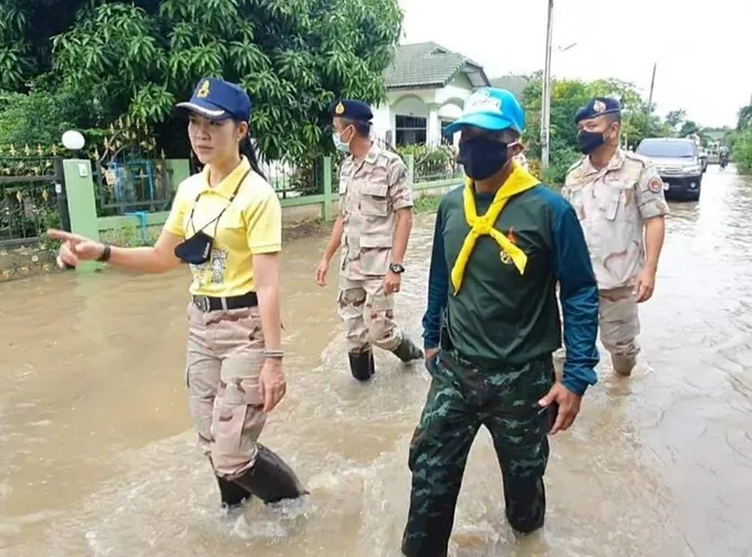ร.111 พัน.2 ลงพื้นที่อำเภอแปลงยาวช่วยผู้ประสบภัยน้ำท่วม