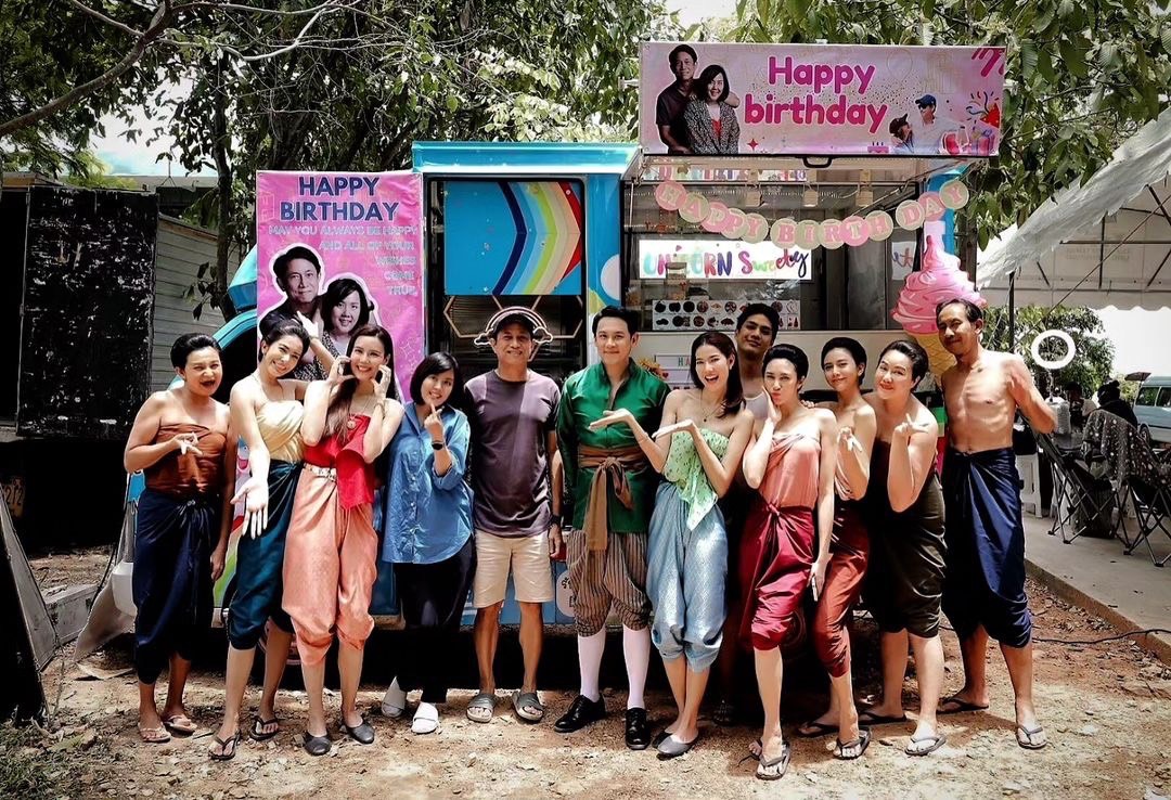 "เจี๊ยบ" จัดบิ๊กเซอร์ไพรส์วันเกิดเหมาฟู้ดทรัคให้ "หน่อย สุนทรา" กลางกอง "รอยรักรอยบาป"