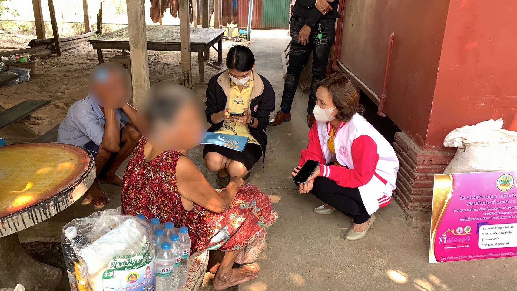 พม.อ่างทอง ลงพื้นที่ตรวจเยี่ยมบ้านเป้าหมาย โครงการอบรมสร้างอาสาสมัครซ่อมสร้างบ้านเพื่อคนยากจน 