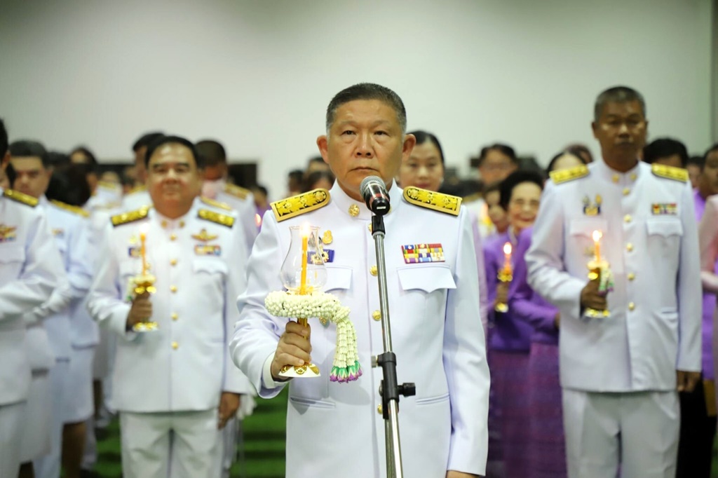 อ่างทองจัดพิธีถวายเครื่องราชสักการะ วางพานพุ่ม และจุดเทียนถวายพระพรชัยมงคล "พระราชินี"