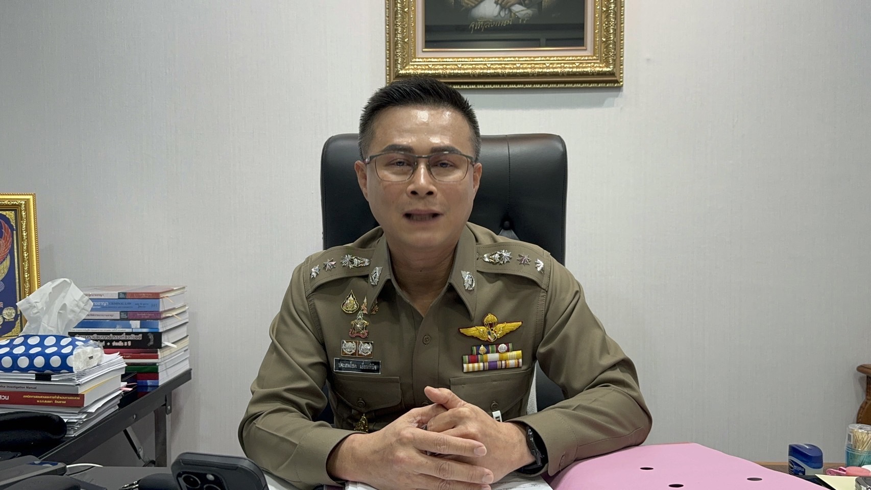 ผกก.สน.ห้วยขวาง เผยชายรัสเซียผู้ก่อเหตุทำร้ายน้องชายนางเอกดังพิการทางหู เบื้องต้นรู้สึกผิด ประสานเจรจาขอโทษ แต่ผู้เสียหายไม่ยอม