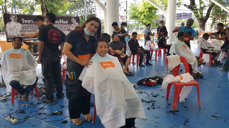 น่าชื่นชม!วิทยาลัยสารพัดช่างบุรีรัมย์ออกให้บริการตัดผมฟรีชาวบ้านนับ 10 ปี