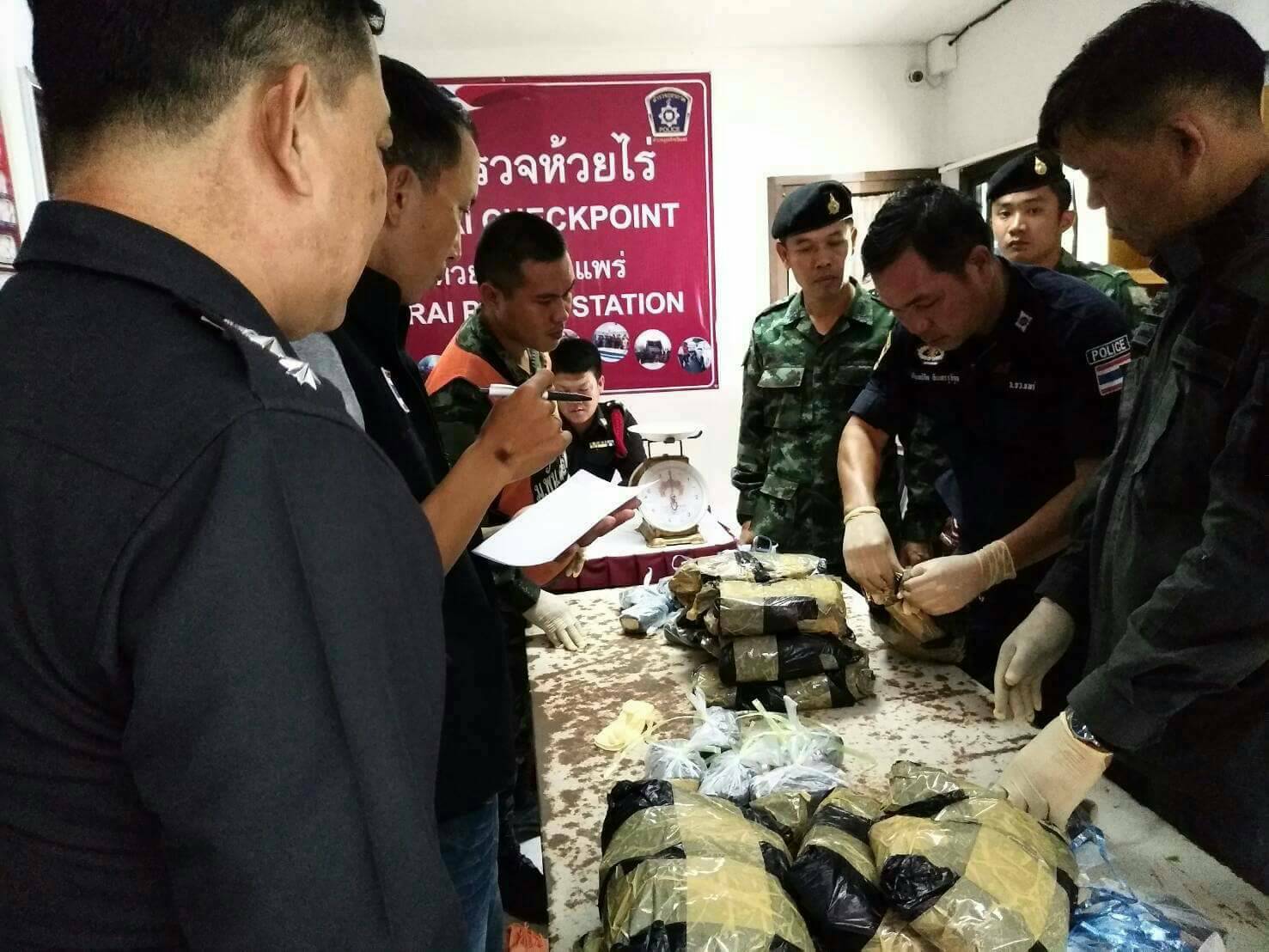ตร.เชียงราย รวบสาวนันท์ขนยาบ้าคาด่านตรวจ