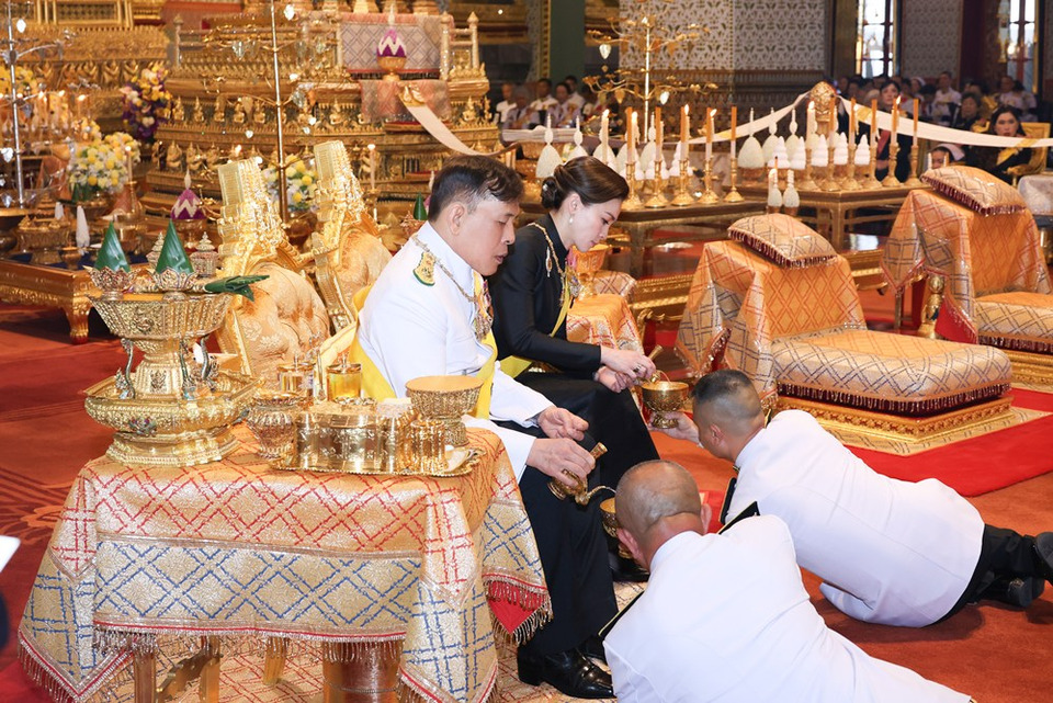 “ในหลวง – พระราชินี” เสด็จฯ ทรงบำเพ็ญพระราชกุศลทักษิณานุปทาน พระราชพิธีฉัตรมงคล ณ พระที่นั่งอมรินทรวินิจฉัย พระบรมมหาราชวัง