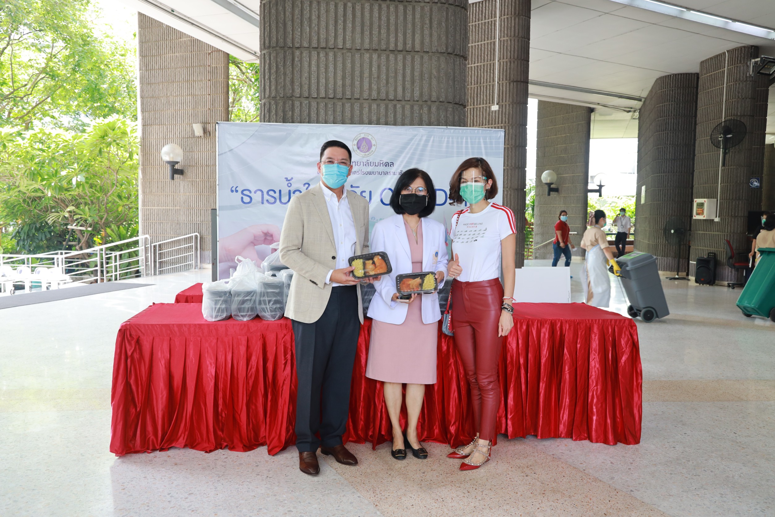 "พุทธิพงษ์-นุสบา" มอบอาหารให้กำลังใจทีมแพทย์รพ.รามาธิบดี สู้ภัยโควิด