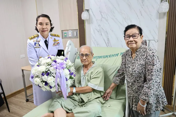 ซาบซึ้งในพระมหากรุณาธิคุณล้นเกล้าฯ! “กรมสมเด็จพระเทพฯ” โปรดเกล้าฯ เชิญแจกันดอกไม้พระราชทาน มอบแก่ “เนาวรัตน์ พงษ์ไพบูลย์” ศิลปินแห่งชาติ ยามป่วยไข้