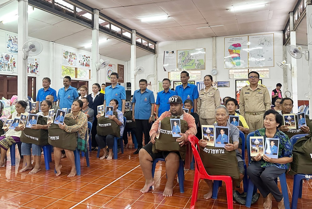 โปรดเกล้าฯ มูลนิธิราชประชานุเคราะห์ฯ เชิญ​ถุงยังชีพพระราชทาน​มอบให้​ราษฎร​ผู้ประสบอุทกภัยพื้นที่ ต.หมอกจำแป่