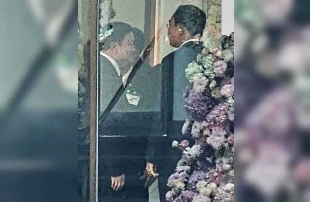 ภาพประวัติศาสตร์! "พล.อ.ประยุทธ์-ทักษิณ" 2อดีตนายกฯยิ้มแย้มทักทายกัน
