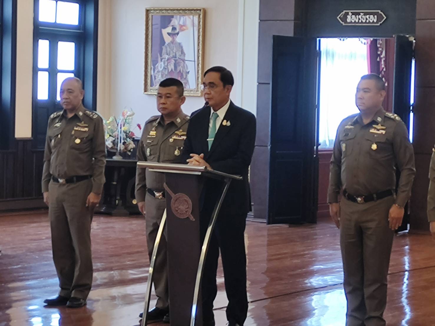 “ประยุทธ์” ขอ ปชช.ให้กำลังใจตำรวจน้ำดี บอกแค่อ้อนสื่อ ยันยังแข็งแรงดี หลังถูกตีข่าวเครียดจนน้ำหนักลด