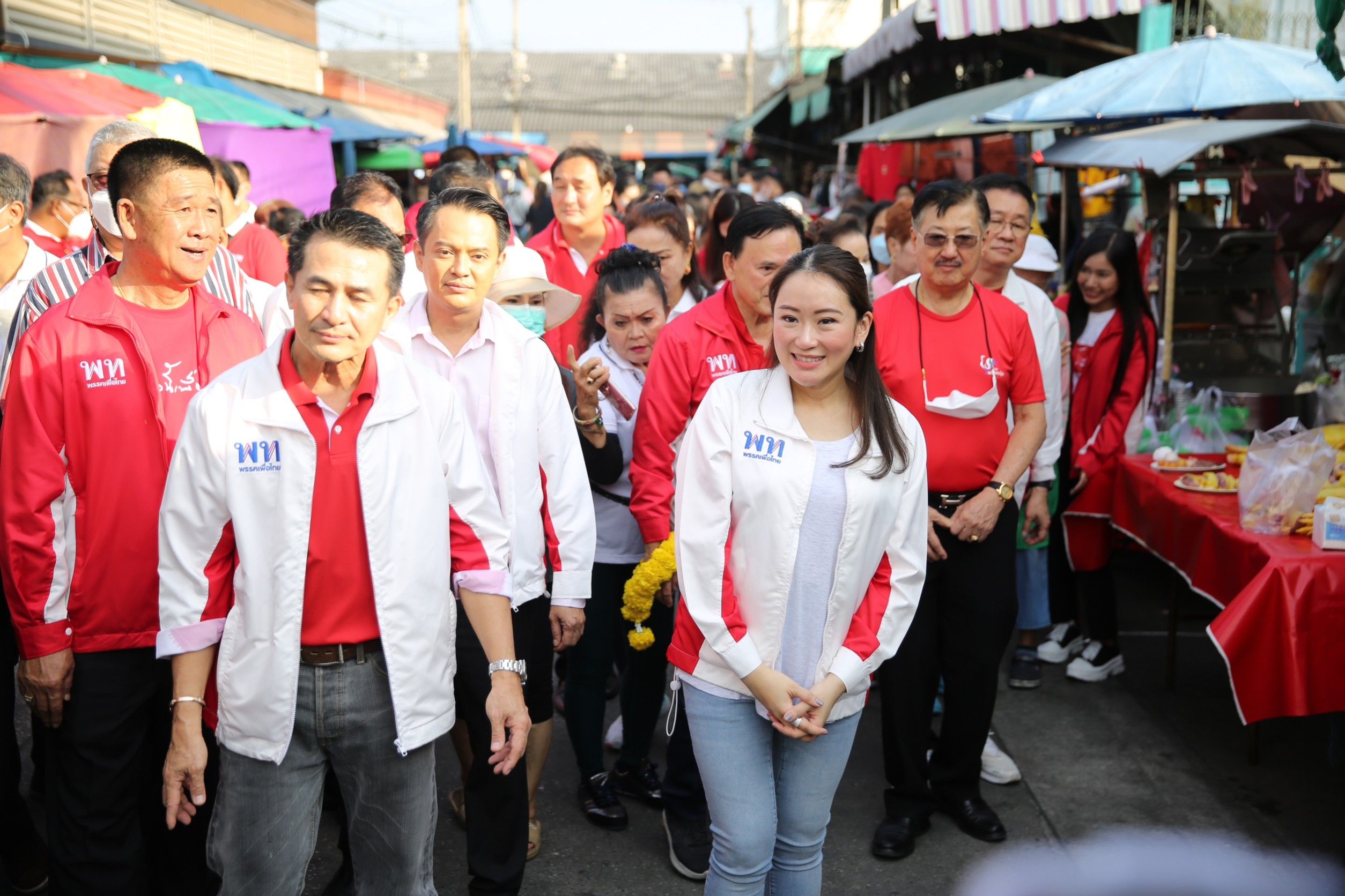 "เพื่อไทย" ยกทัพลุย 2 ตลาดเมืองนนท์ "อุ๊งอิ๊ง" ปัดตอบ "บิ๊กป้อม" พร้อมจับมือทุกพรรค ชี้ยังเร็วเกินไป 
