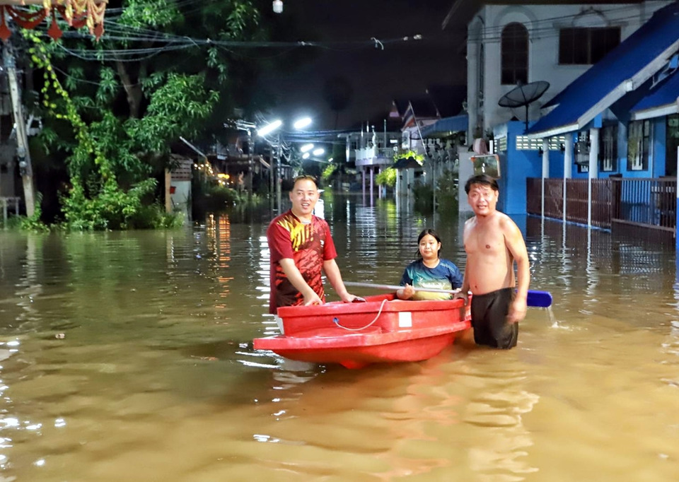 น้ำเจ้าพระยาล้น! ท่วมชุมชนบ้านสามเรือน สามโคก ต้องใช้เรือสัญจร