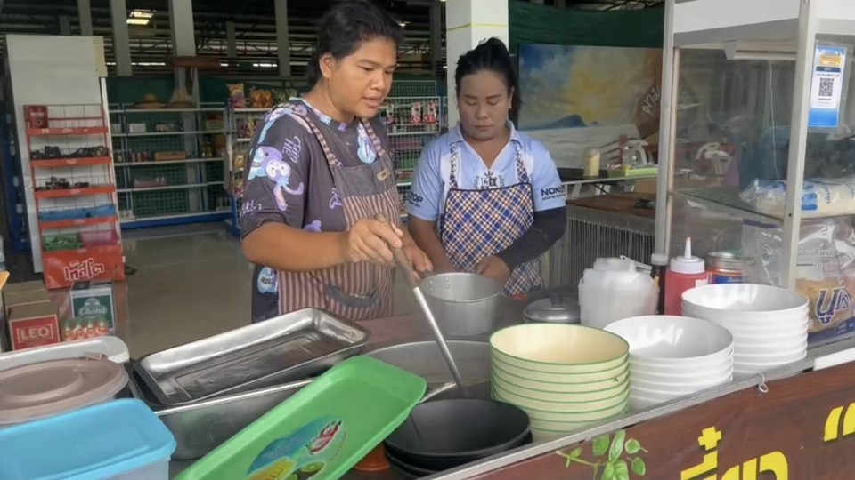 ชายแดนยังตึง! แม่ค้าศรีสะเกษปลื้มทหารไทย ตั้งชื่อร้าน “ก๋วยเตี๋ยวภูมะเขือ” ยอดขายพุ่ง วอนอย่าเกิดปะทะอีก