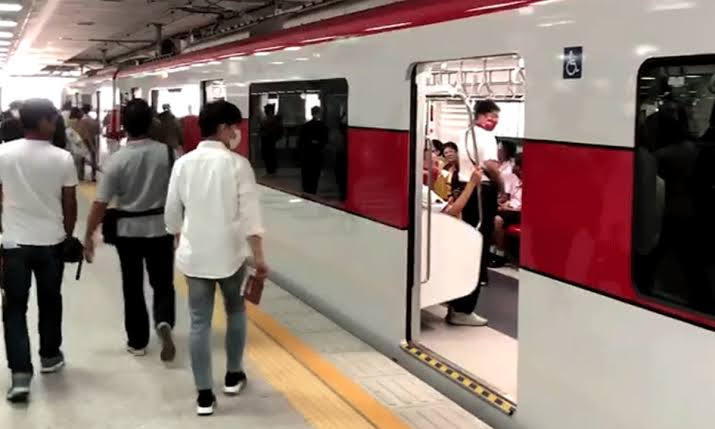 ปชช.แห่ใช้รถไฟฟ้าสายสีแดงวันแรกคึก พร้อมจ่ายค่าโดยสาร