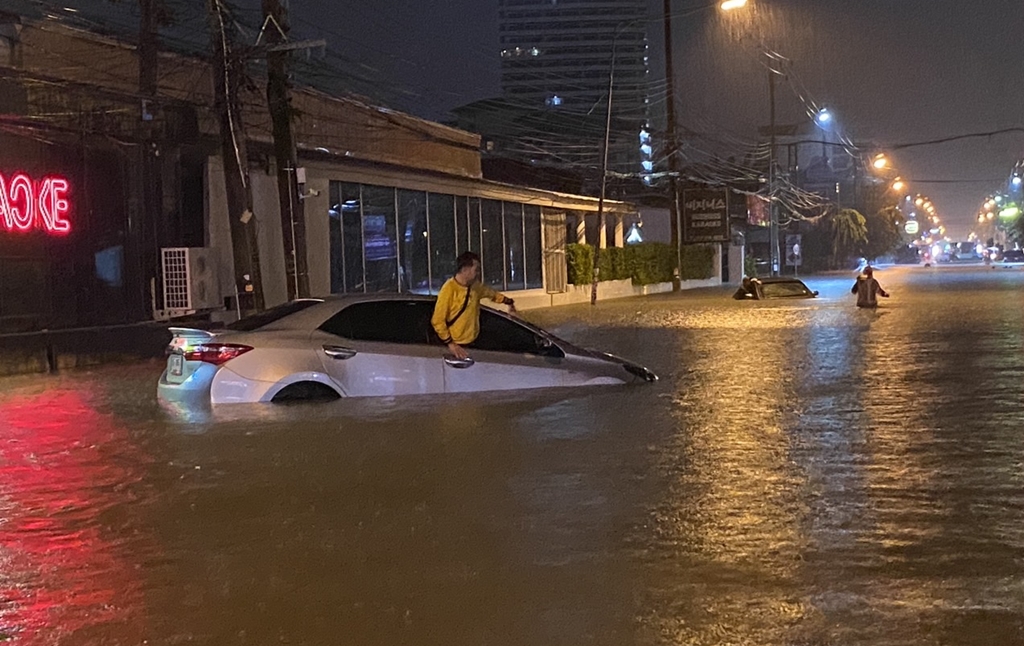 ฝนถล่มพัทยานานกว่า 3 ชม. หลายพื้นที่จมบาดาล รถจมน้ำเสียหายนับ 10 คัน