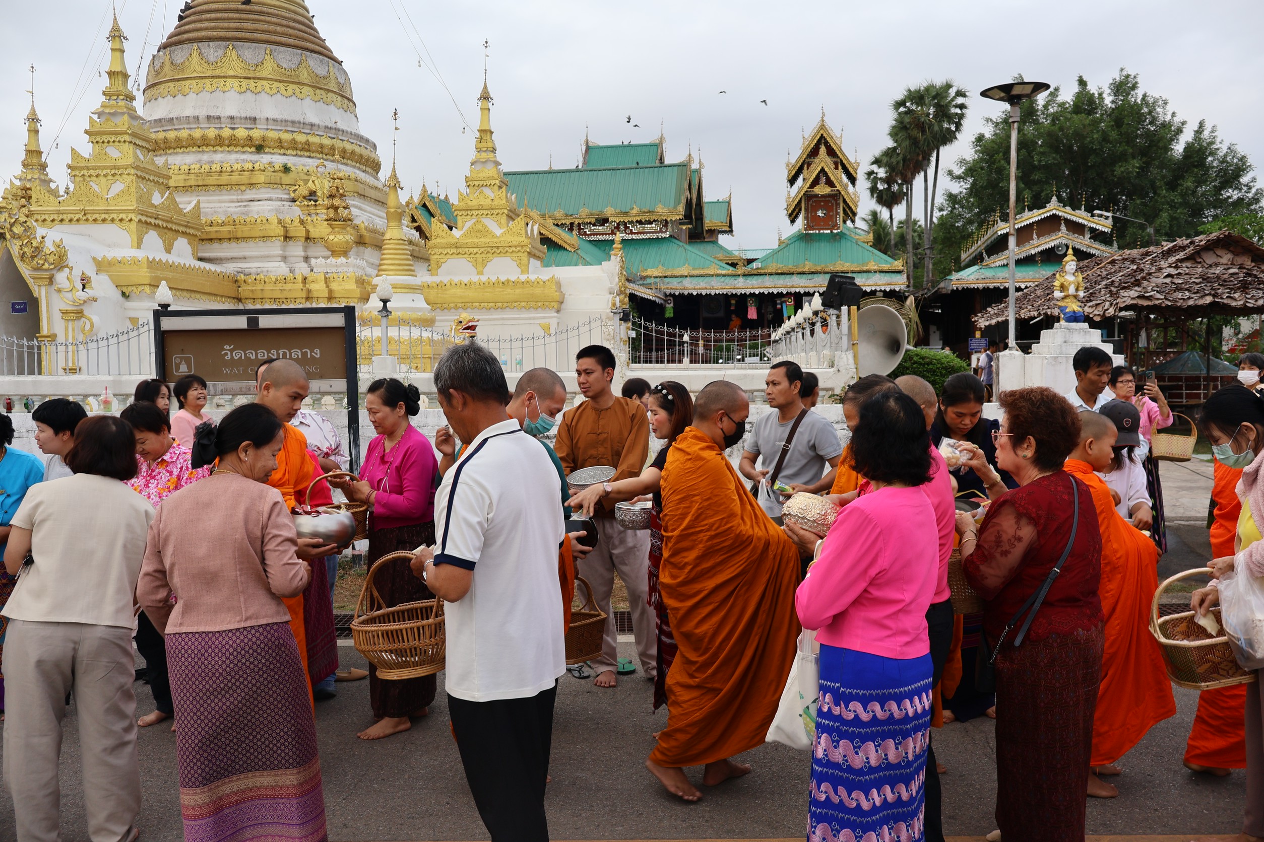 ชาวแม่ฮ่องสอนและนักท่องเที่ยวร่วมทำบุญตักบาตร  เนื่องในงานประเพณีสงกรานต์ หรือปีใหม่ไทย เพื่อความเป็นสิริมงคล