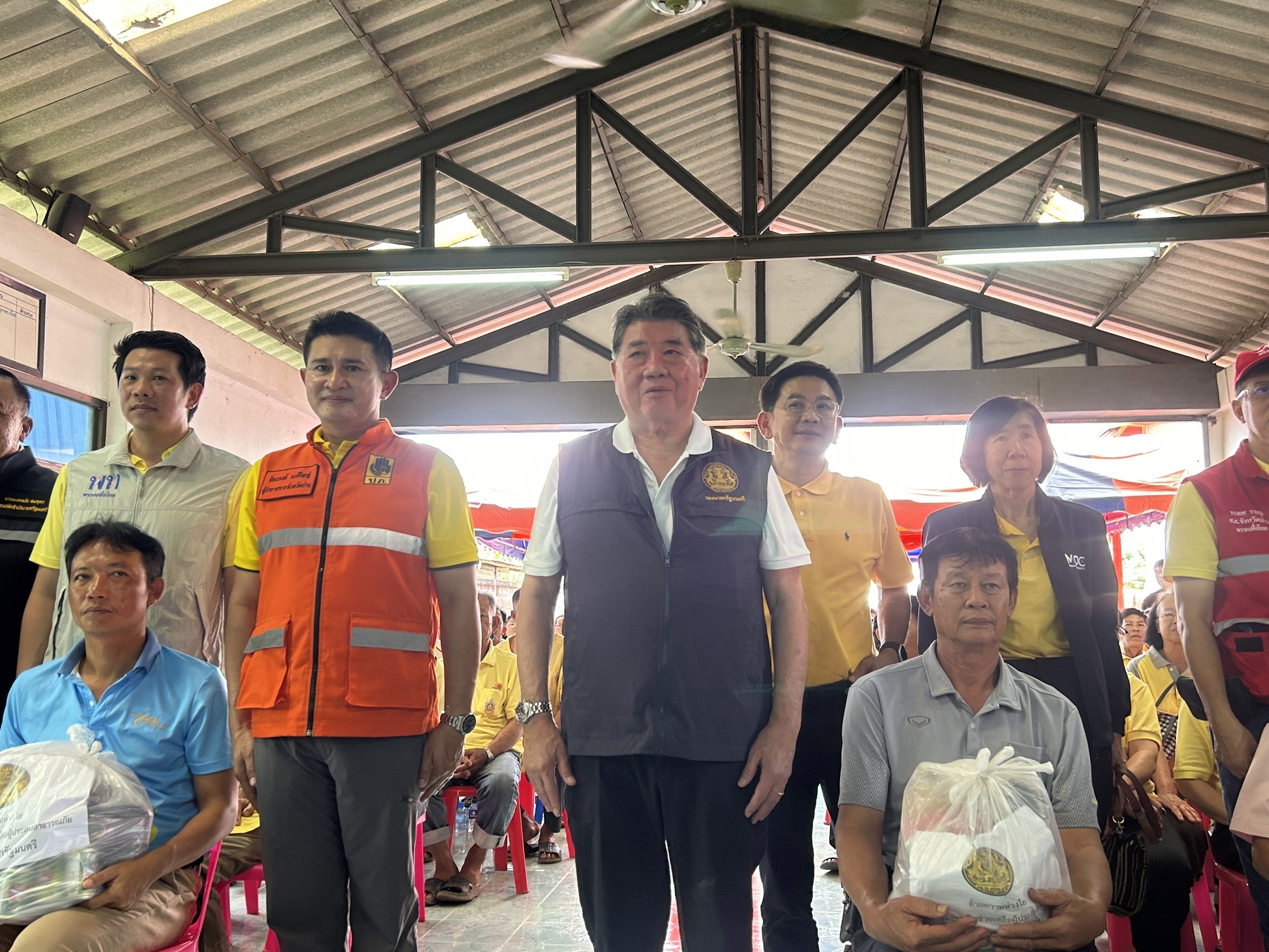 "ภูมิธรรม" สั่งดูแลสินค้าที่จำเป็นในพื้นที่น้ำท่วม อย่าให้ประชาชนได้รับผลกระทบ รุกจัดธงฟ้าราคาประหยัด 
