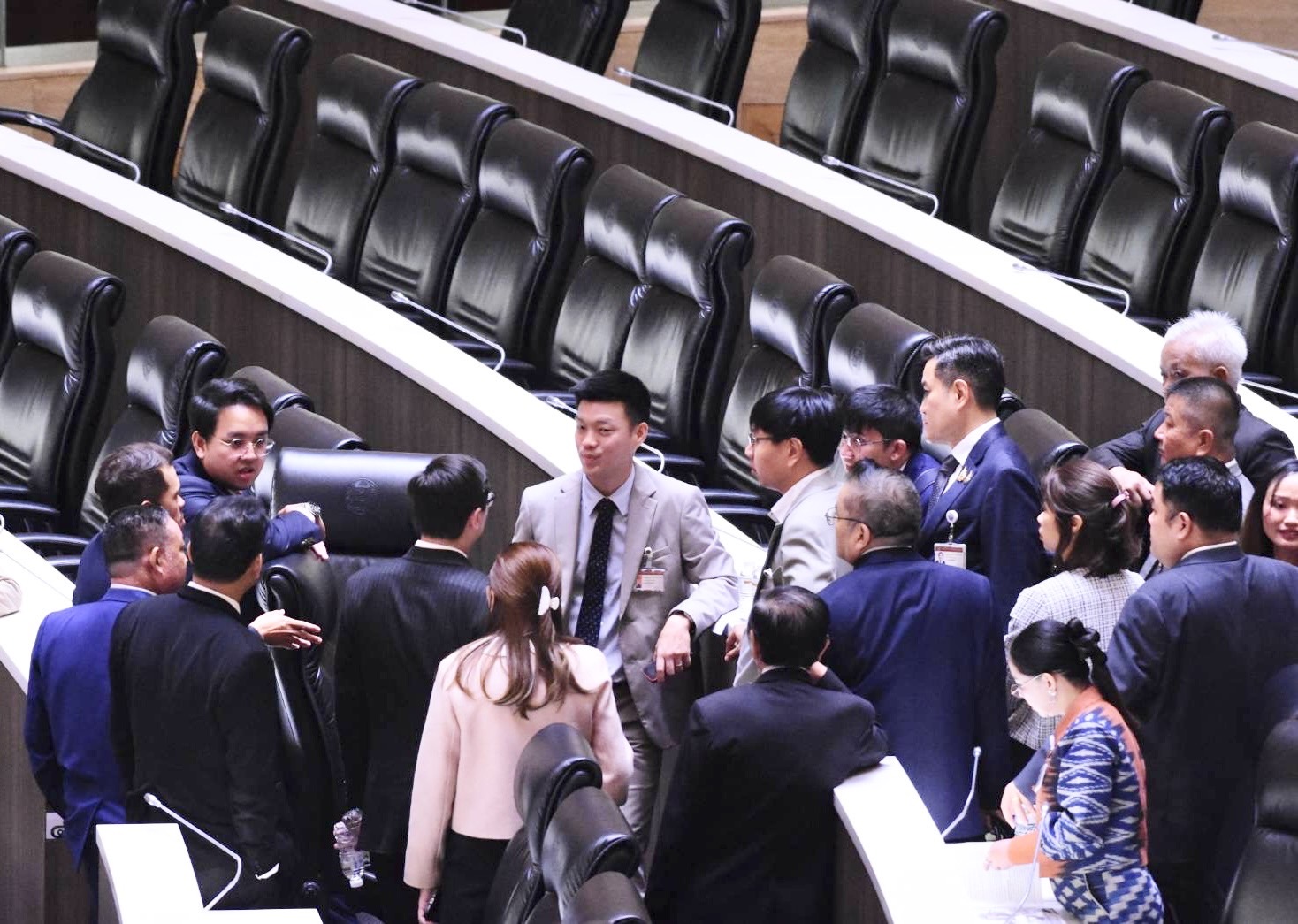 งงทั้งสภาฯ “ไชยา พรหมา” สั่งปิดประชุมดื้อๆ หนีถกญัตติด่วน MOU 43-44! เจ้าตัวปัดบอกจบรายงานให้ปิดประชุมทันที