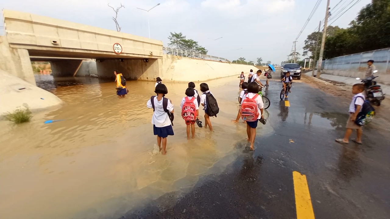 พายุฤดูร้อนเทหนักทำน้ำท่วมอุโมงค์ทางลอดถนนท่วม เหตุเกิดจากการก่อสร้างอุโมงค์ ไม่มีช่องทางระบายน้ำเด็กนักเรียนสัญจรลำบาก