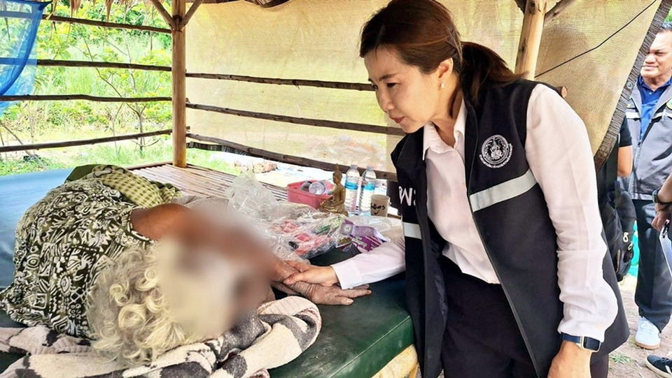 รันทด! ยายวัย 92 ปี ไร้ญาติอยู่เพิงหญ้าคา พม.ระยองเร่งช่วย เพื่อนบ้านดูแลนานกว่า 10 ปี