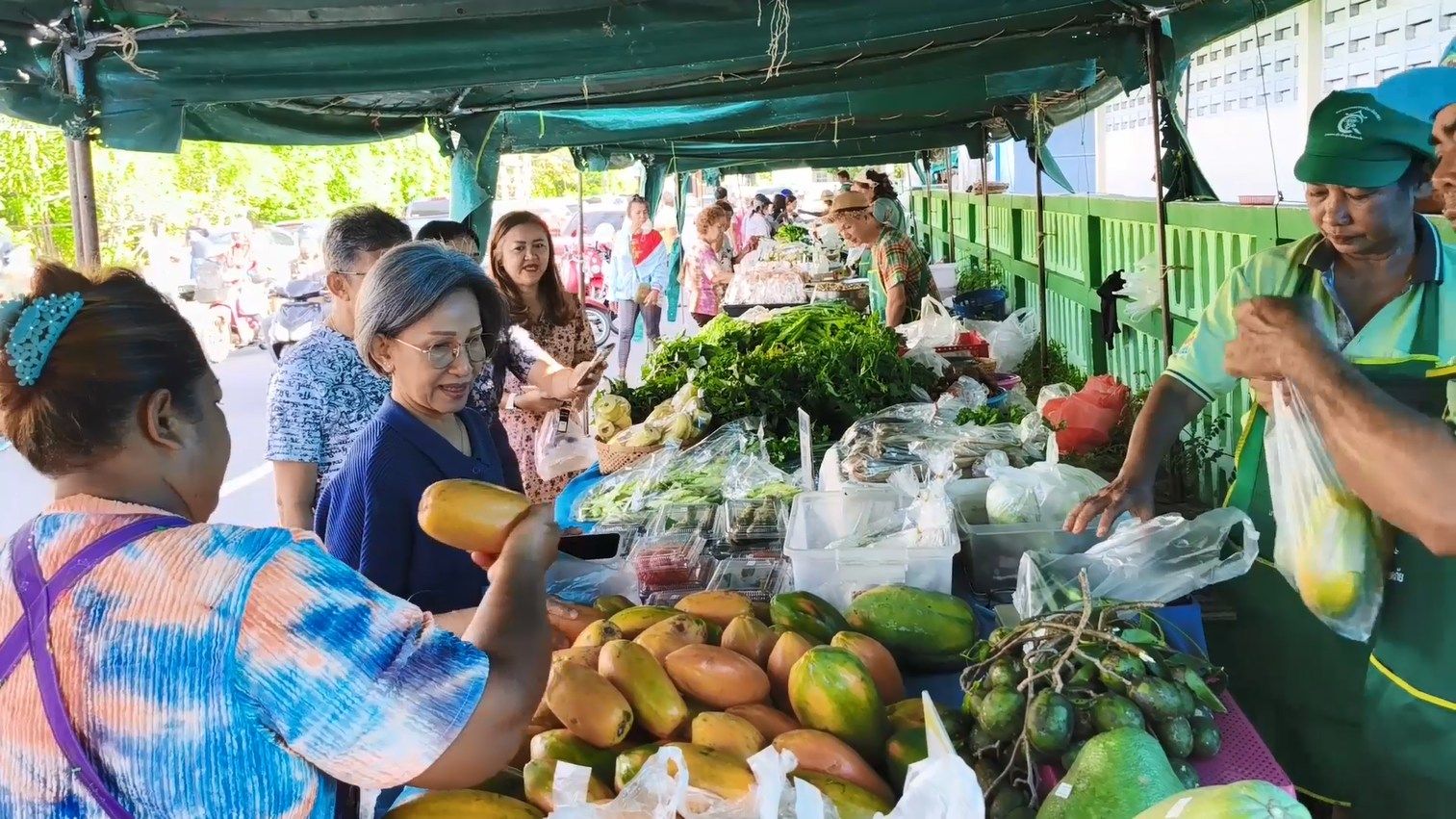 "ตลาดเกษตรกรสงขลา" คึกคัก! ประชาชนแห่ซื้อผักผลไม้ปลอดสารพิษ สดใหม่ตรงจากสวน 