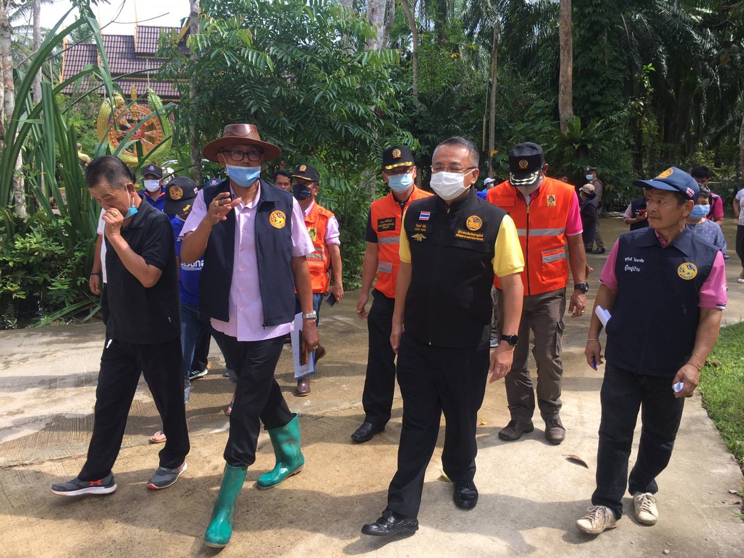 ผู้ว่าฯ สุราษฎร์ธานี ลงพื้นที่อำเภอชัยบุรี มอบถุงยังชีพให้กับผู้ประสบอุทกภัย  53 ครัวเรือน