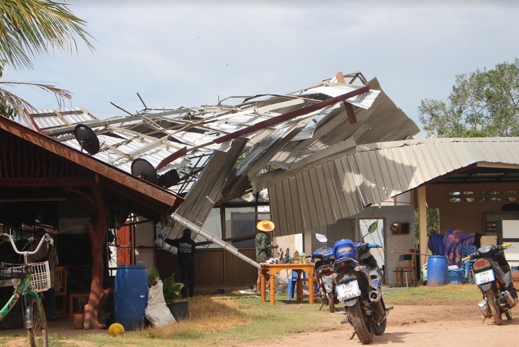 สุรินทร์ลูกเห็บตกลมพัดแรงโค่นต้นไม้ล้ม  ทับบ้านเรือนชาวบ้านเสียหาย 115หลัง 