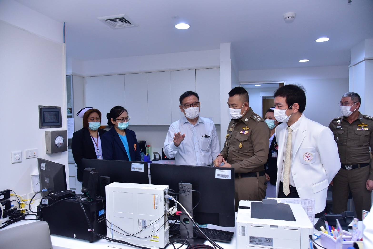 "บิ๊กต่าย"เยี่ยมนักเรียน 3 คนที่รักษาในโรงพยาบาลจากเหตุไฟไหม้รถบัสทัศนศึกษาพร้อมให้กำลังใจผู้ปกครอง