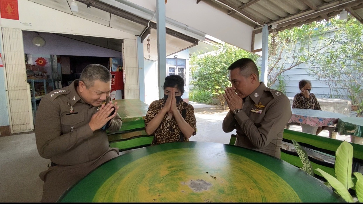ตร.รวบตัวคนร้ายปาดคอป้าร้านชำได้แล้ว ที่แท้เพิ่งพ้นโทษมา3เดือน สารภาพทำไปเพราะต้องการเงิน 