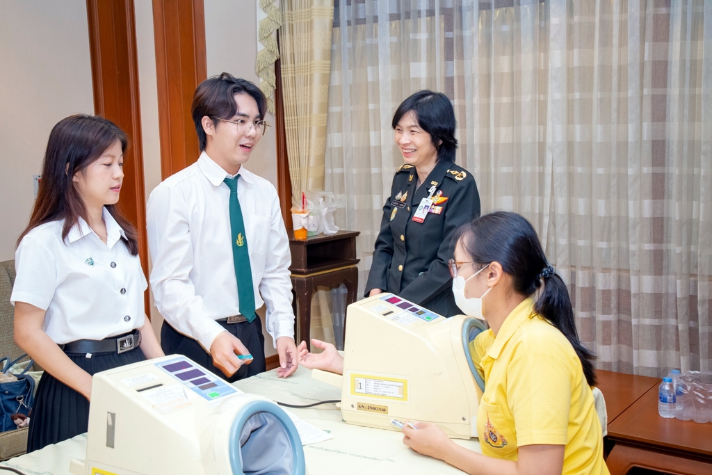 กลุ่มนิสิต มก. ร่วมเป็นจิตอาสากองทัพบก ในกิจกรรมบริจาคโลหิตถวายเป็นพระราชกุศล เนื่องในวันนวมินทรมหาราช