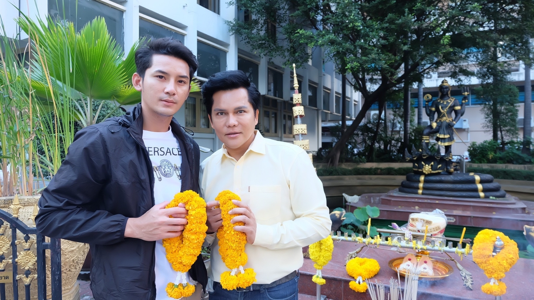 หวานต่อเนื่อง! "ชายท๊อด" เดินสายไหว้เทพแยกราชประสงค์ "อ.ปิง" แนะนำไหว้อย่างไรให้รุ่ง งาน-เงิน-ความรัก