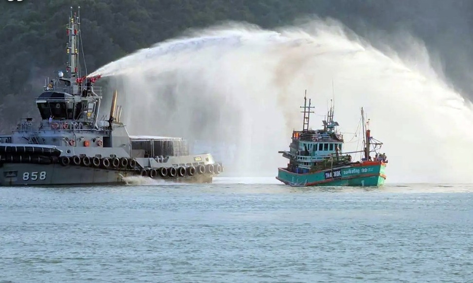 ระทึก! ไฟไหม้เรือประมงกลางปากอ่าวสงขลา ทร.ภาค 2 ส่งเรือหลวงเข้าดับเพลิง ช่วยลูกเรือ 9 ชีวิตปลอดภัย
