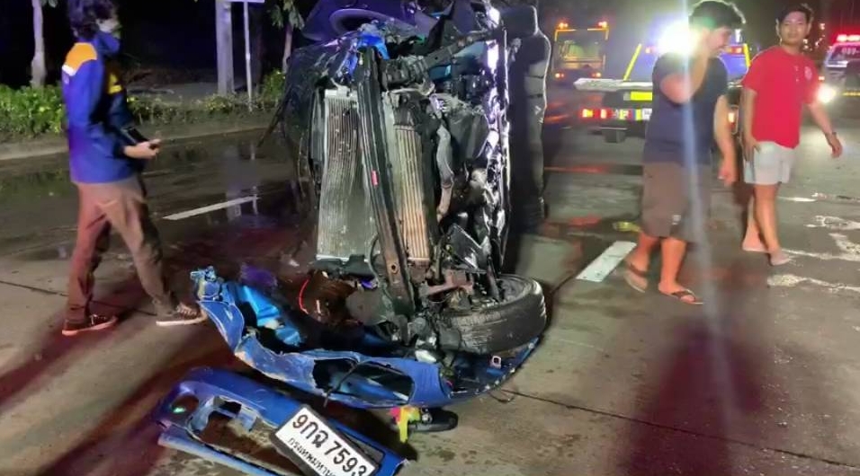 รถหรูซิ่งชนท้ายรถขยะคนขับกระเด็นออกจากตัวรถ เจ็บสาหัส