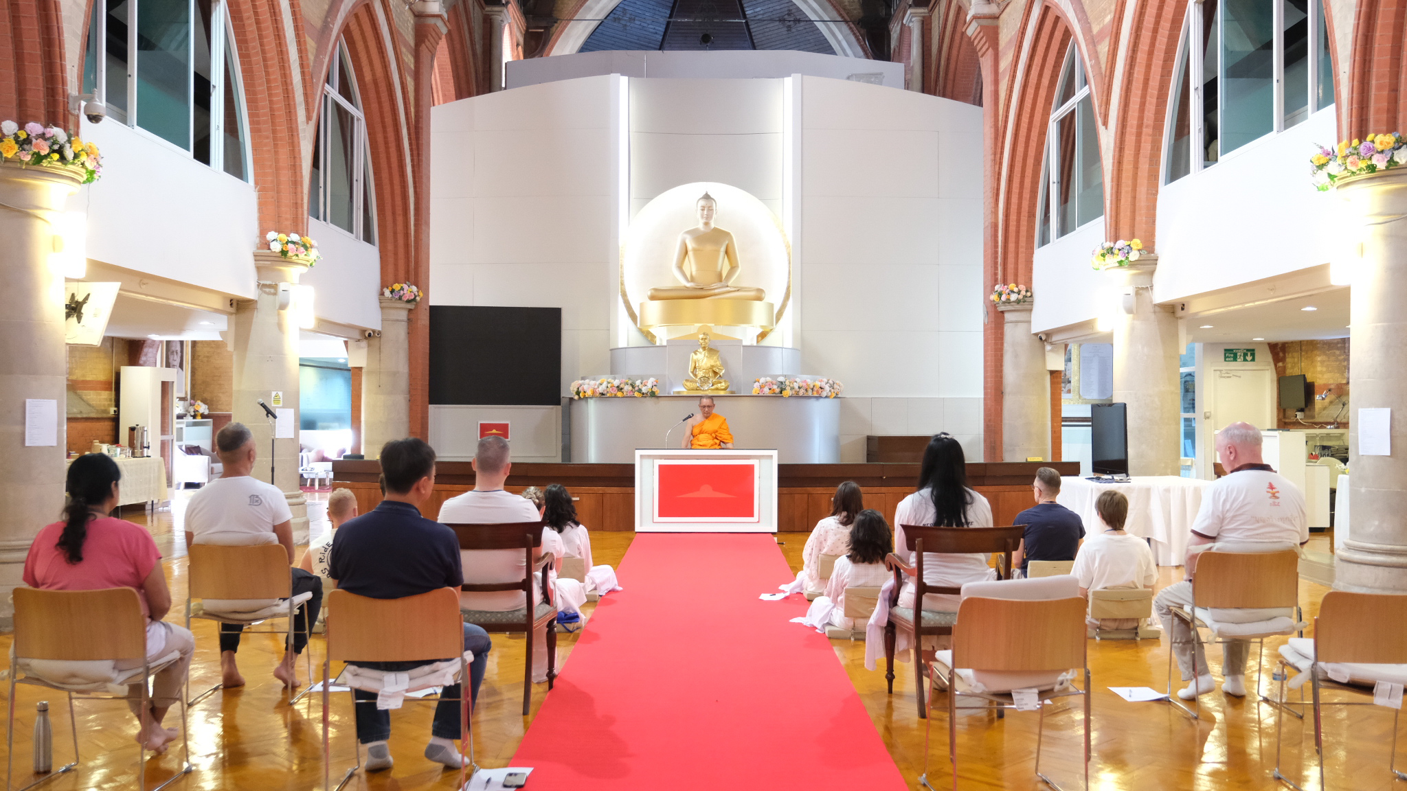 ชาวอังกฤษใช้เวลาช่วงสุดสัปดาห์เข้าวัดเรียนรู้พุทธศาสนาที่วัดพระธรรมกายลอนดอน 