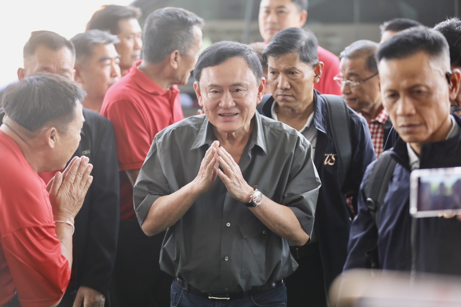 "ทักษิณ" มั่นใจไม่กระทบรัฐบาล "81สว." ร้องปปช.เอาผิด "กคพ." ปัด "ภท.-เพื่อไทย" เล่นเกมการเมือง ชี้อยู่กันแบบตบจูบมีรสชาติดี 