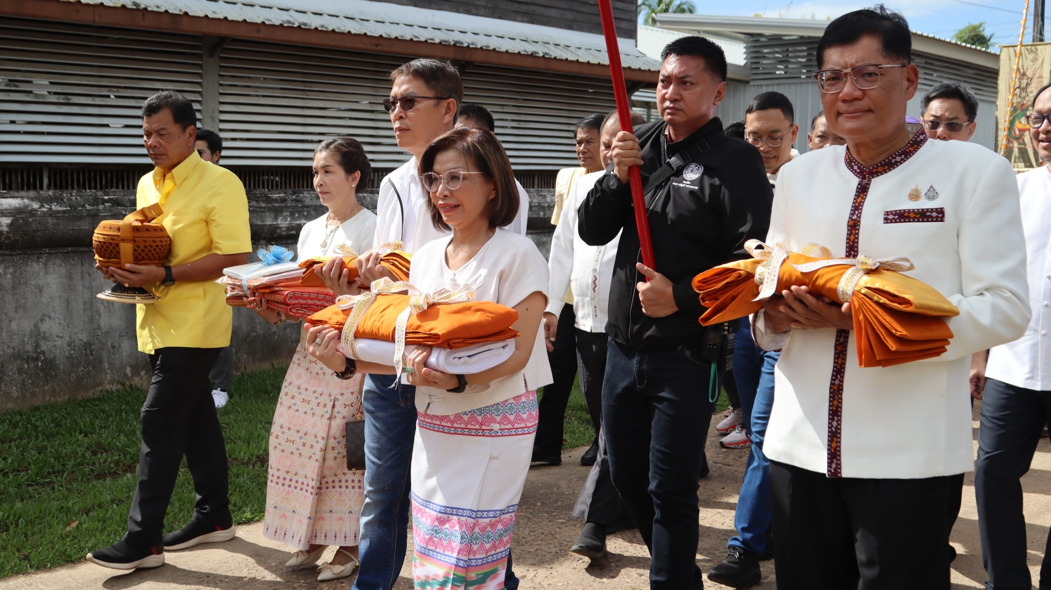 สาธุบุญยอดทะลุกว่า 3 ล้านบาท "มนพร" นำทอดกฐิน สร้างพิพิธภัณฑ์ไทญ้อ