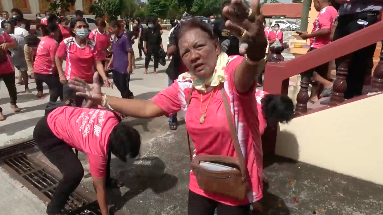 ฮือฮา!! ฌาปนกิจศพ สวมเสื้อสีชมพู ขบวนแห่เต้นรำสนุกสนาน