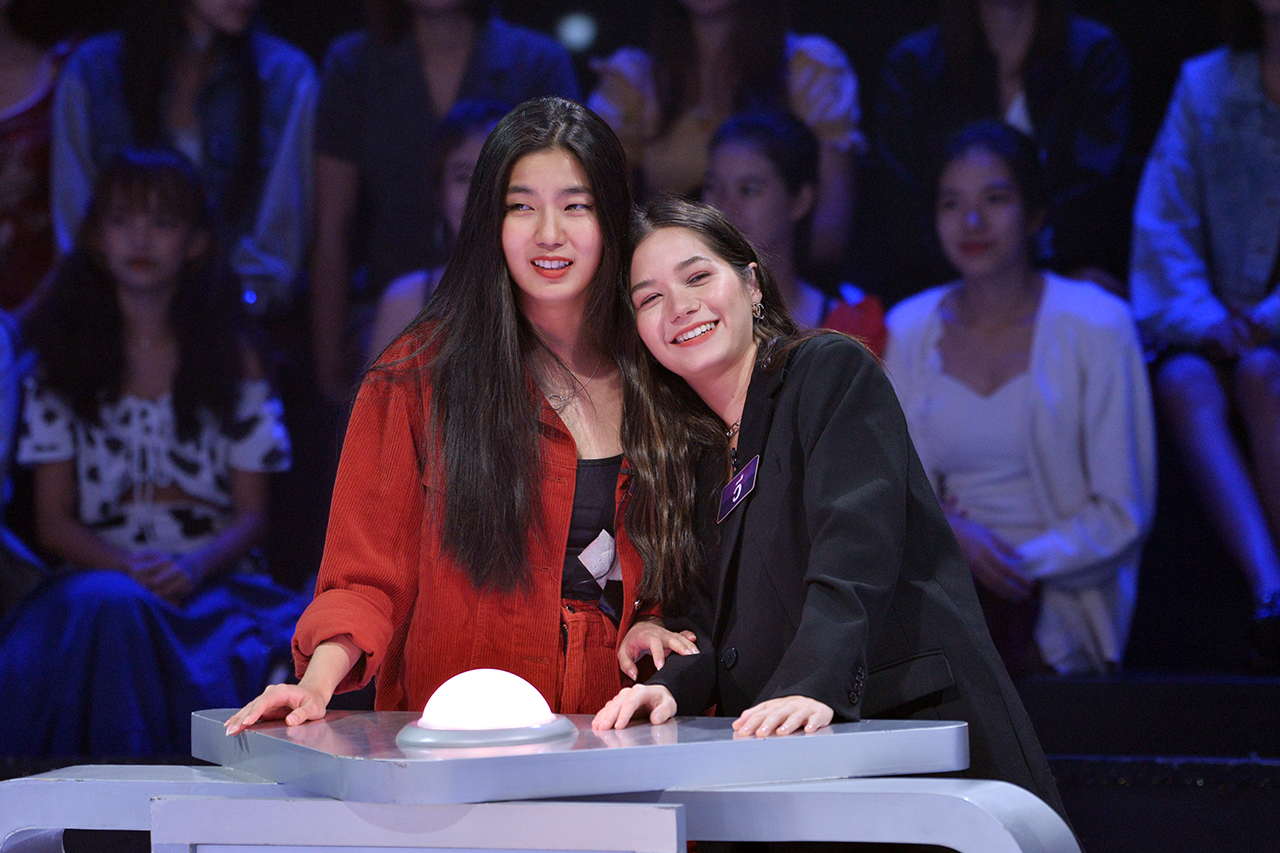 “วี วิโอเลต” ชวนเพื่อนซี้ “ก้อย อรัชพร” เล่นเกม GUESS MY AGE รู้หน้า ไม่รู้วัย เม้าท์แหลก “วี คือต้นแบบผู้หญิงยุคบุกเบิก จีบผู้ชาย!”