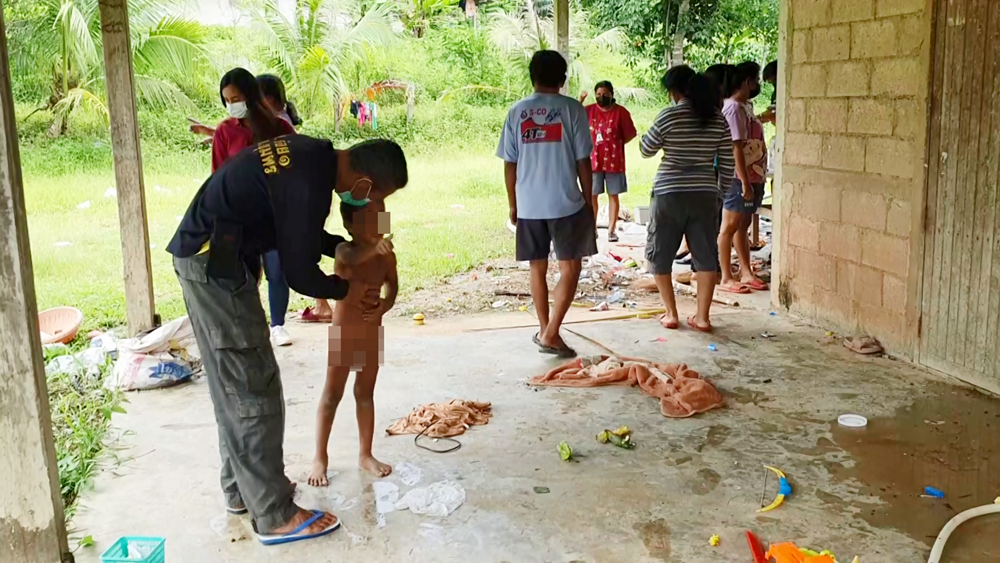 พ่อติดยาหนัก ทิ้งลูกวัย 4 ขวบกินนอนอยู่กับหมา ชาวบ้านสุดทนแจ้ง พมจ.ช่วย