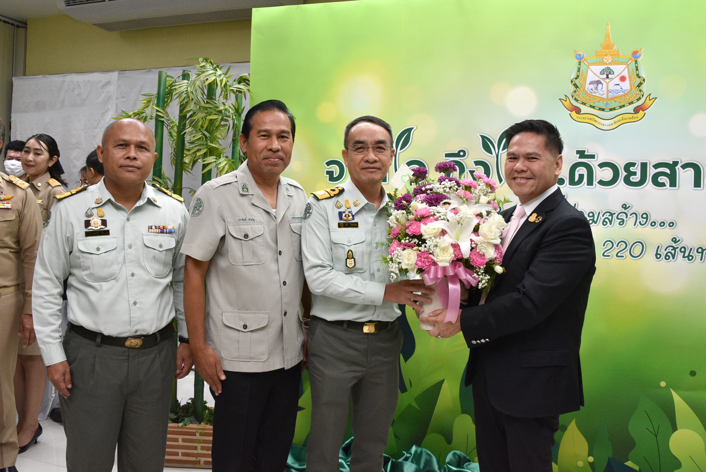 อ.อ.ป. ร่วมพิธีอำลา "จากใจ ถึงใจ ด้วยสายใยฯ" "วราวุธฯ " อดีต รมว.ทส.   