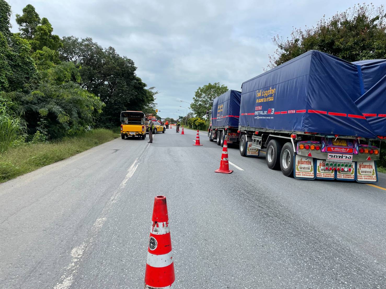 แขวงทางหลวงอยุธยา สนธิกำลัง ตร.ทางหลวง และ สภ.บางปะอิน  ตั้งด่านจับกุม  รถบรรทุกน้ำหนักเกิน-รถบรรทุกดินทรายที่ทำเศษดินตกหล่นบนถนน