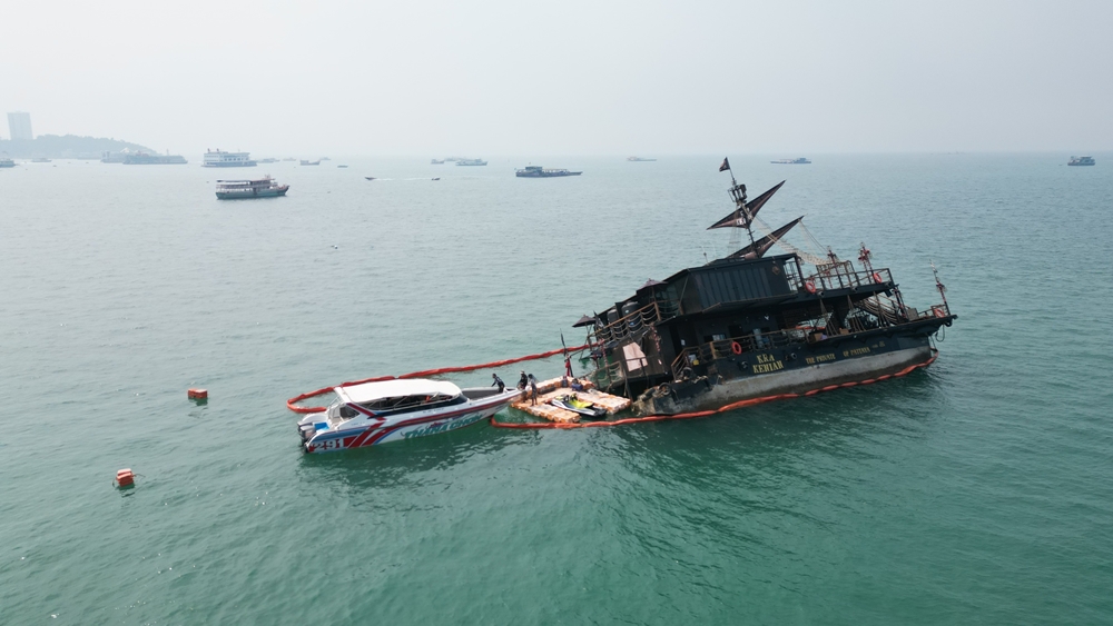 เตรียมกู้เรือคาเฟ่โจรสลัด ถูกคลื่นซัดจมทะเลพัทยา