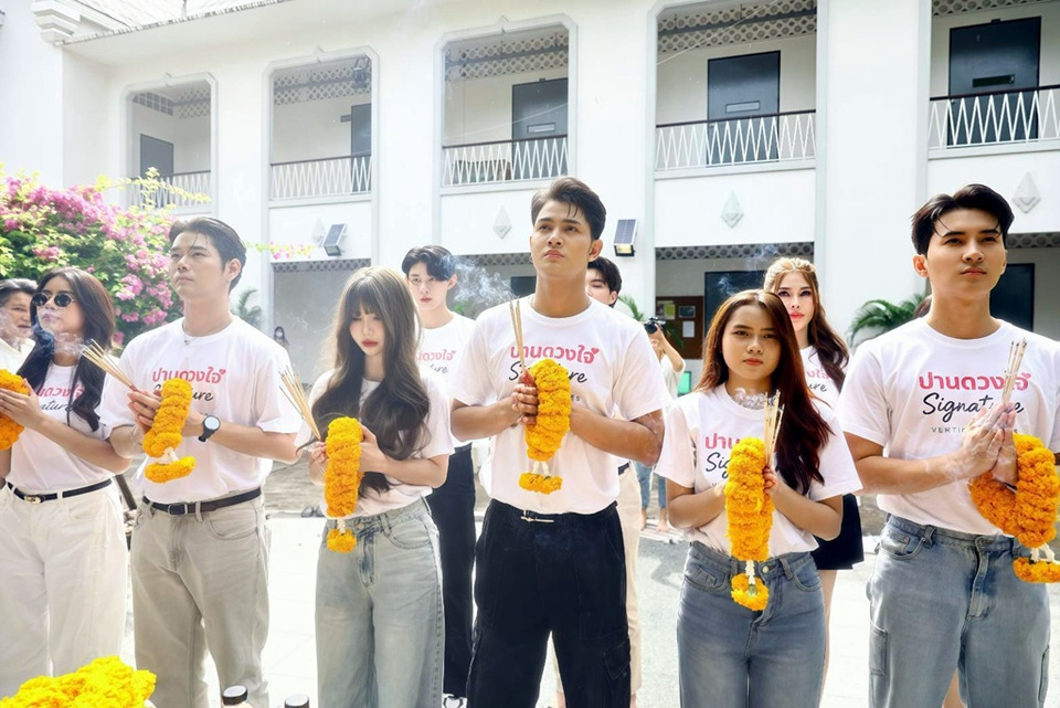 “เกลิน&เล้ง” นำทีมนักแสดงไหว้ขอพร “พระพิฆเนศร์” เปิดกล้องซีรีส์แนวตั้ง “ปานดวงใจ Signature”