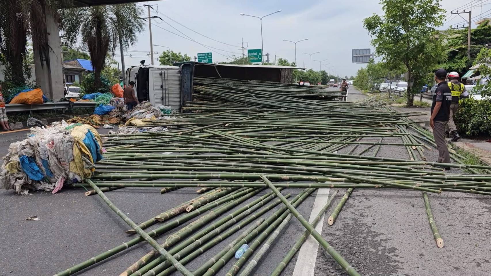 รถบรรทุกขยะรีไซเคิล หลับในพุ่งชนท้ายรถบรรทุกกอไผ่เสียหลักพลิกคว่ำ