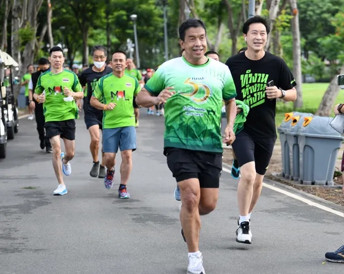"ผู้ว่าฯ ชัชชาติ"  โชว์ฟิตร่วมกิจกรรมวิ่ง 50 ปี กทม. "Virtual Fun Run" สวนรถไฟ